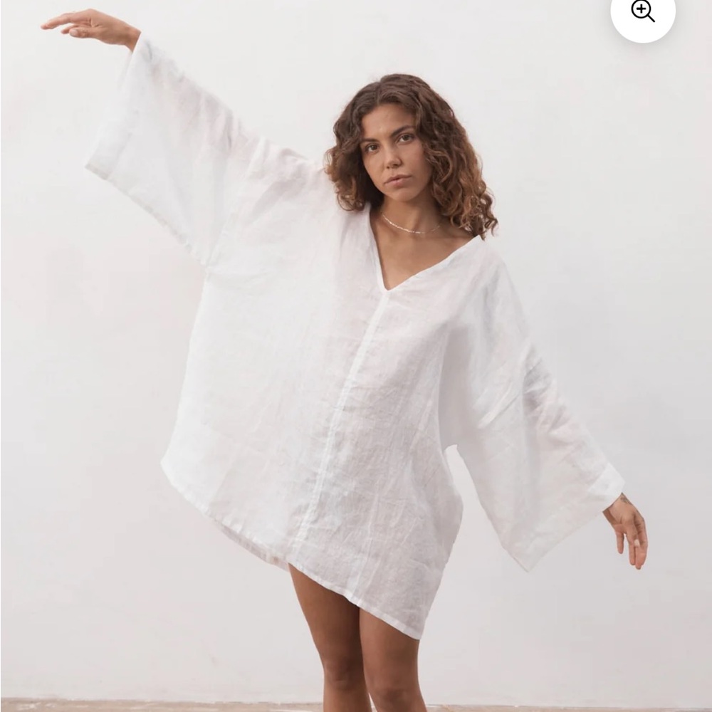 Unik White V-Neck Tunic - Picture 11 of 12